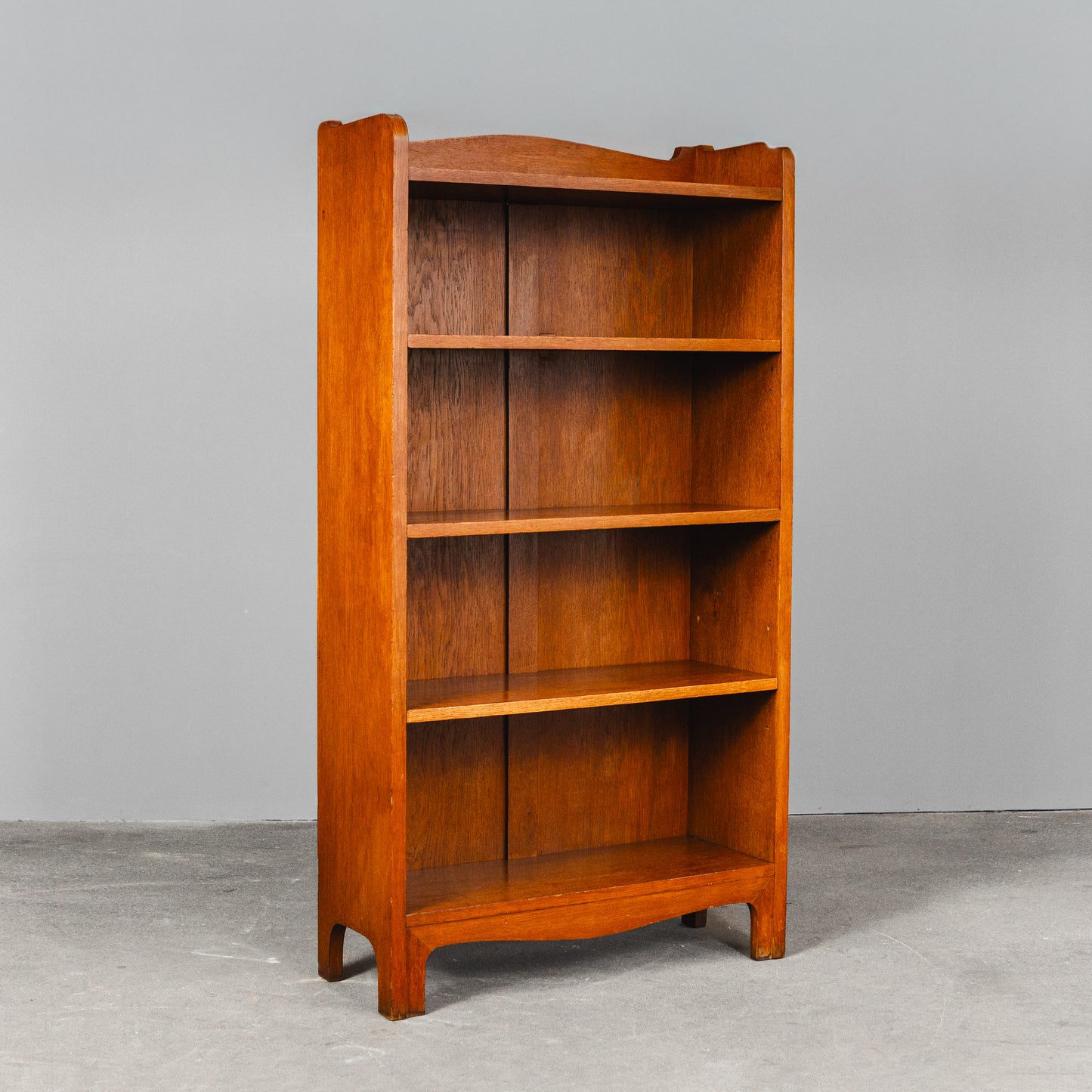 Elegantes Jugendstil Bücherregal