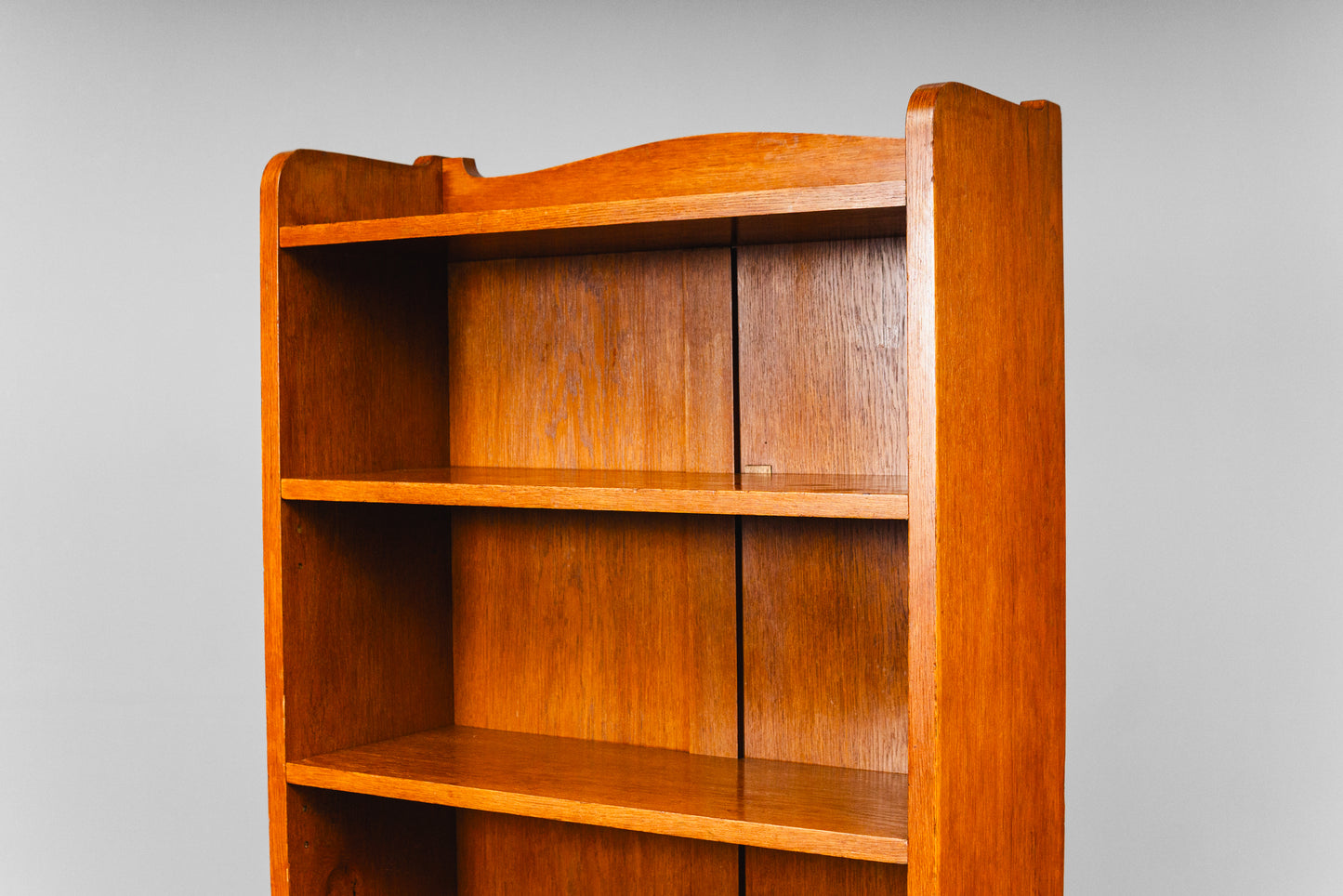 Elegantes Jugendstil Bücherregal