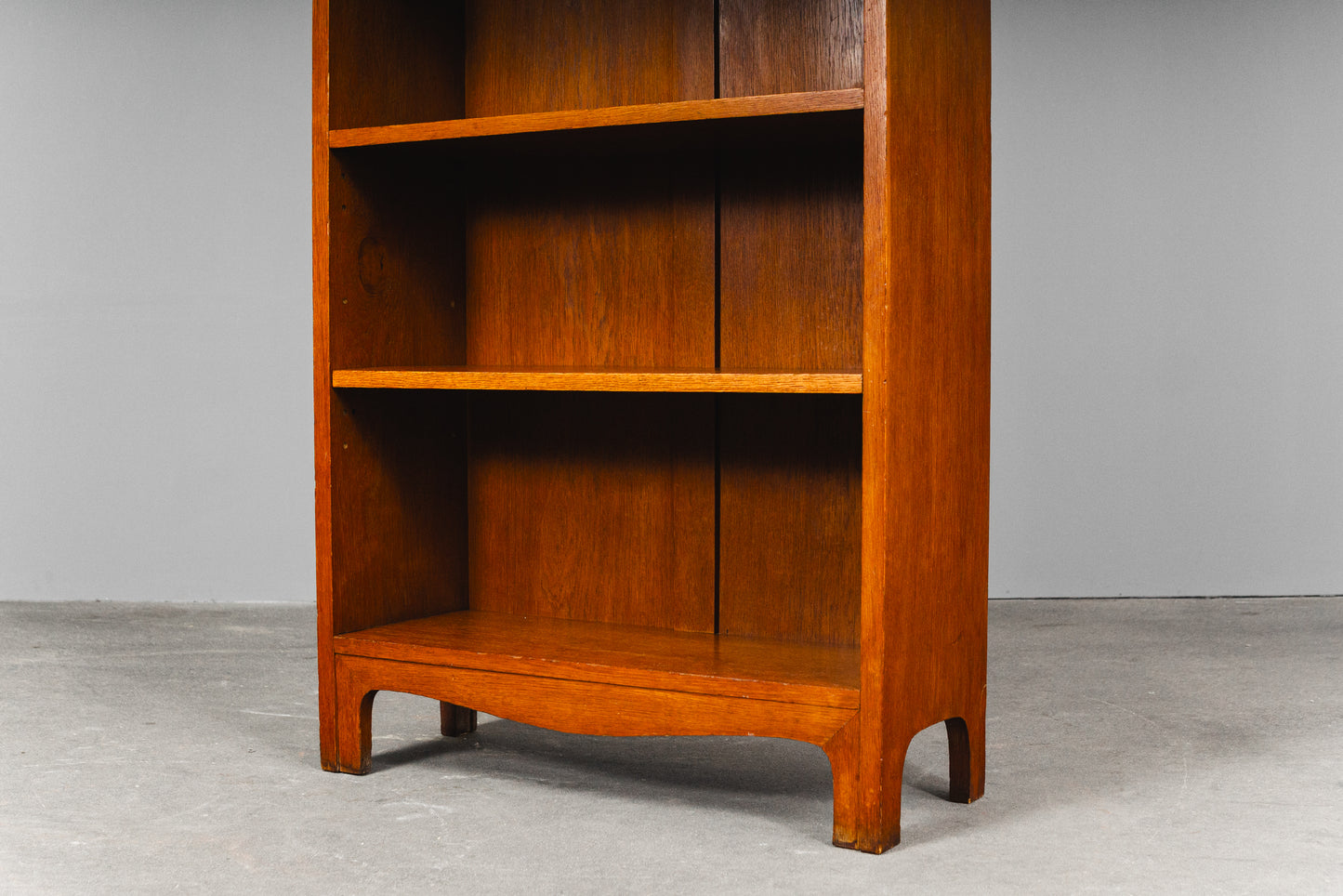 Elegantes Jugendstil Bücherregal