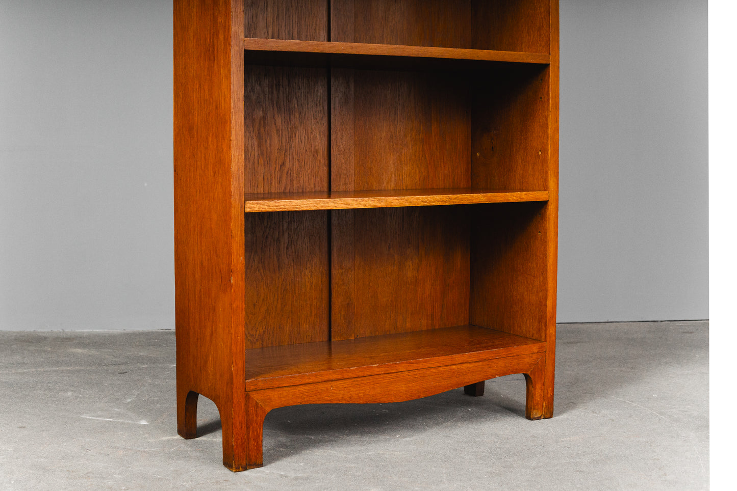 Elegantes Jugendstil Bücherregal