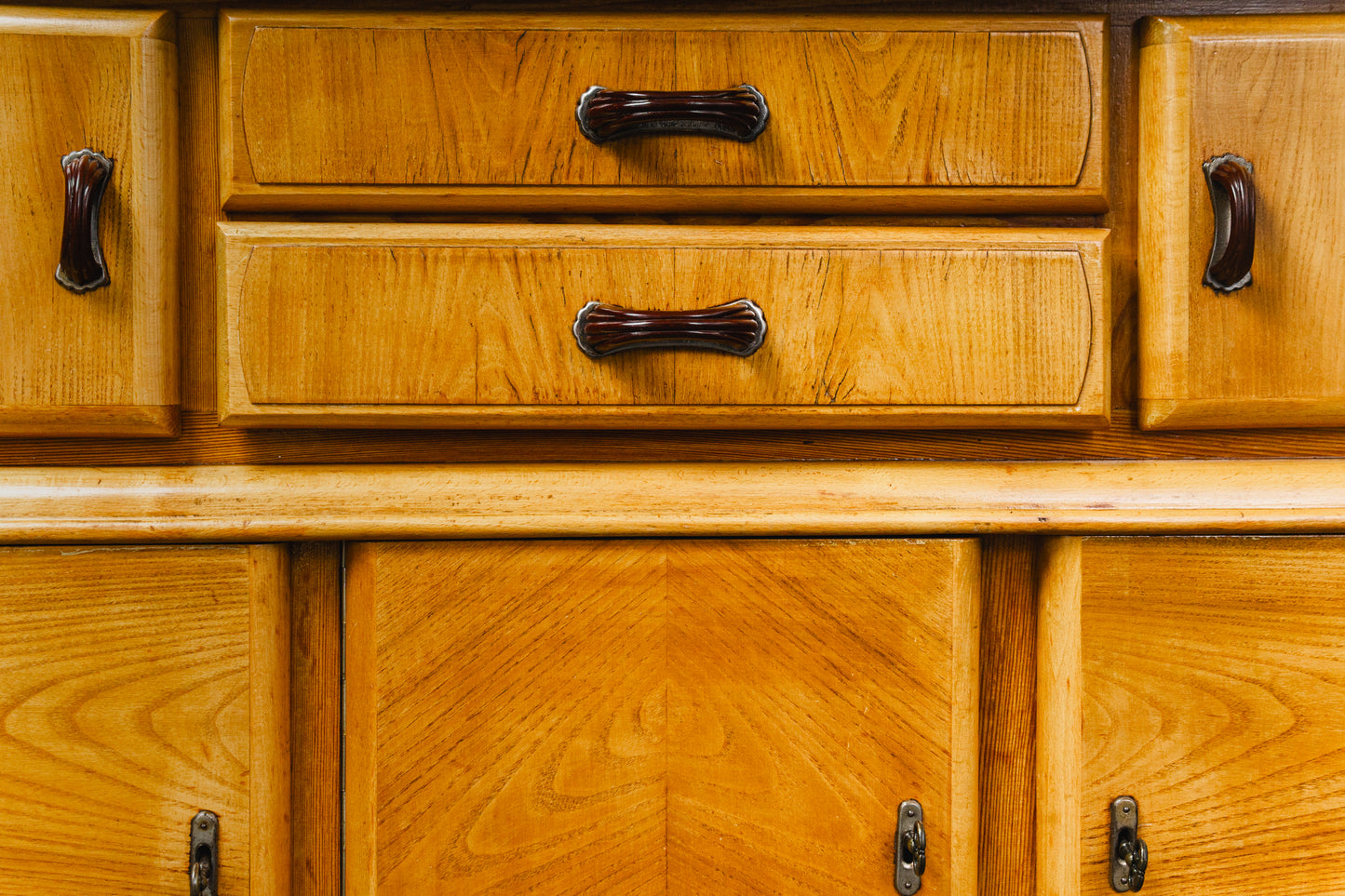 Praktisches Art Déco Küchenbuffet