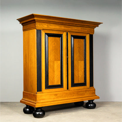 Imposanter Schrank im Barock Stil