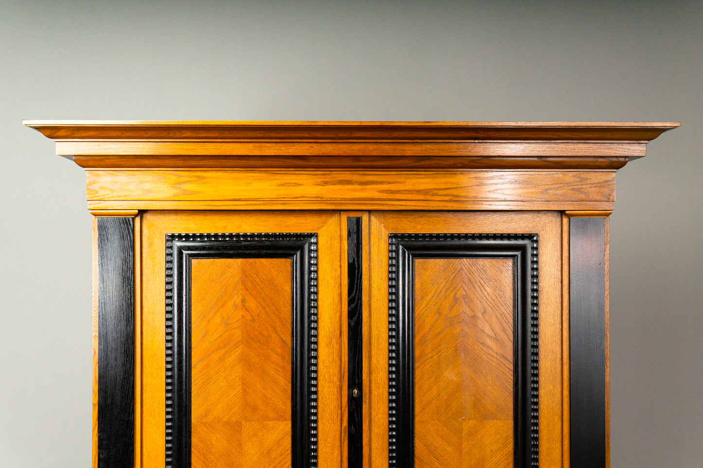 Imposanter Schrank im Barock Stil