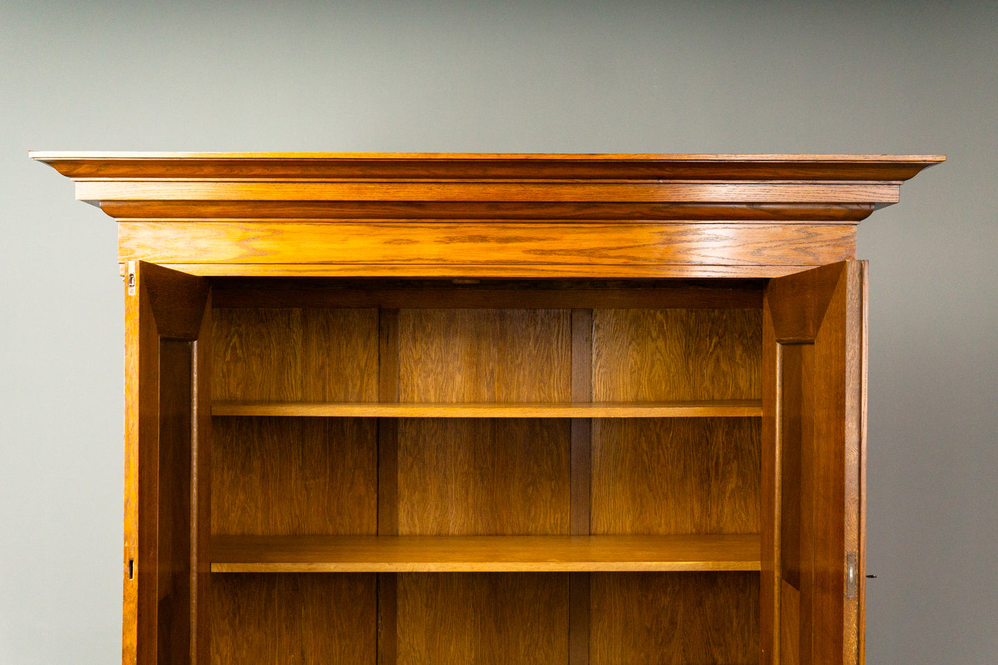 Imposanter Schrank im Barock Stil