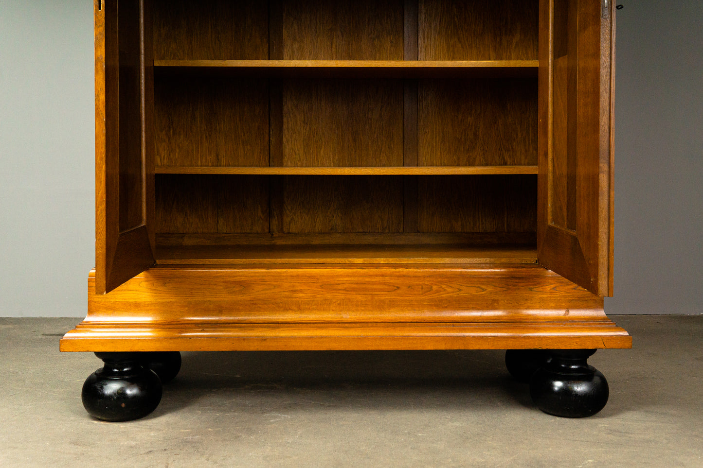 Imposanter Schrank im Barock Stil