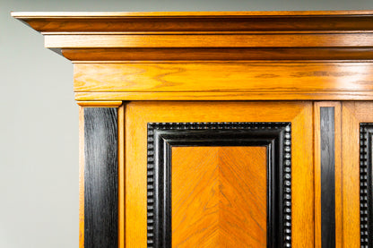 Imposanter Schrank im Barock Stil