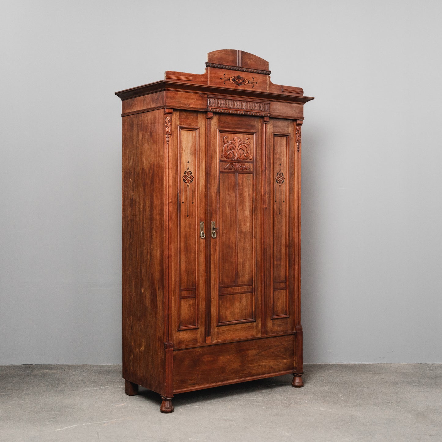 Stilvoller Jugendstil Kleiderschrank
