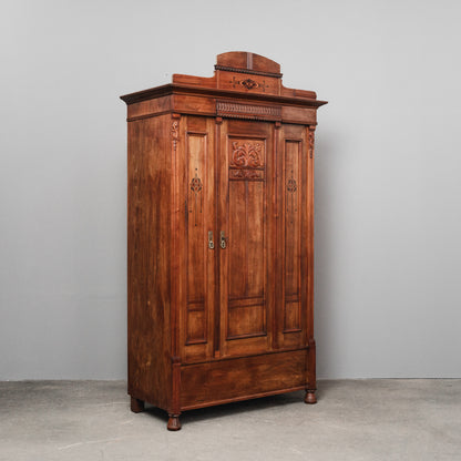 Stilvoller Jugendstil Kleiderschrank