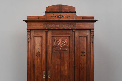 Stilvoller Jugendstil Kleiderschrank