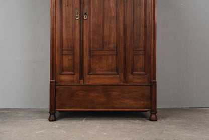 Stilvoller Jugendstil Kleiderschrank