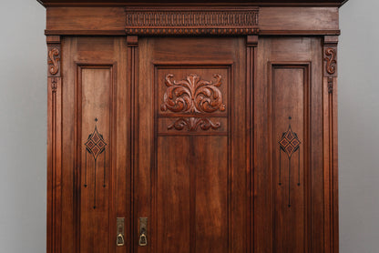 Stilvoller Jugendstil Kleiderschrank