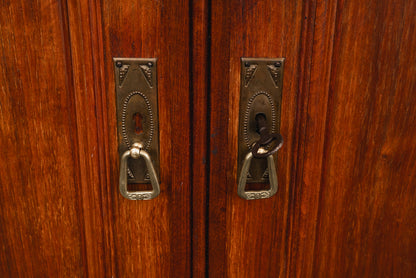 Stilvoller Jugendstil Kleiderschrank