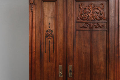 Stilvoller Jugendstil Kleiderschrank