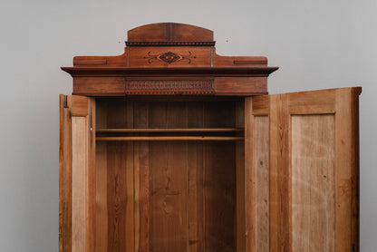 Stilvoller Jugendstil Kleiderschrank