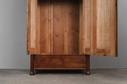 Stilvoller Jugendstil Kleiderschrank