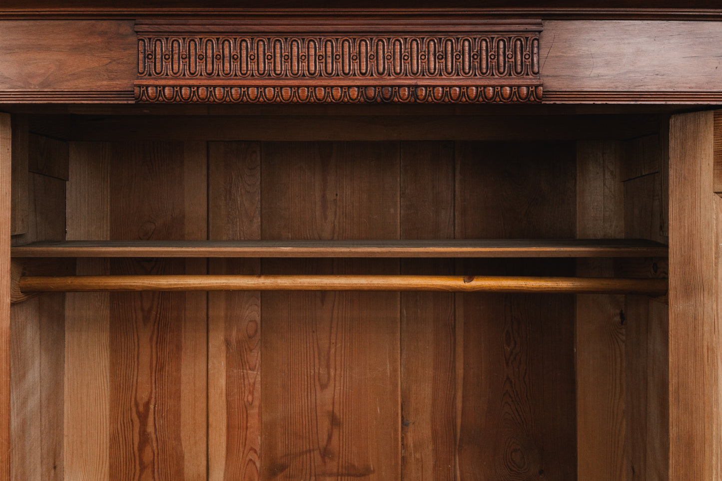 Stilvoller Jugendstil Kleiderschrank