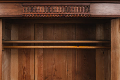 Stilvoller Jugendstil Kleiderschrank
