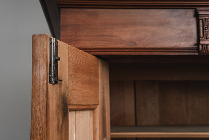 Stilvoller Jugendstil Kleiderschrank