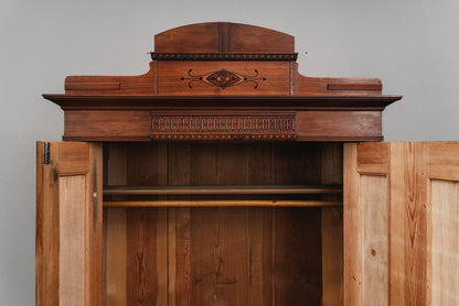 Stilvoller Jugendstil Kleiderschrank
