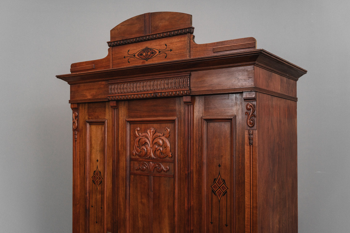 Stilvoller Jugendstil Kleiderschrank