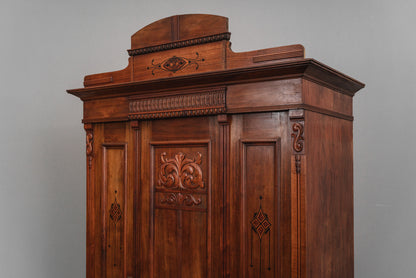 Stilvoller Jugendstil Kleiderschrank