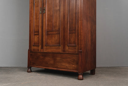 Stilvoller Jugendstil Kleiderschrank