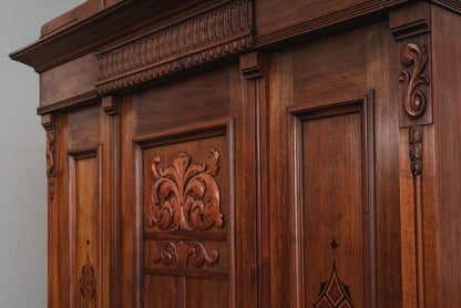 Stilvoller Jugendstil Kleiderschrank