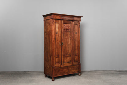 Stilvoller Jugendstil Kleiderschrank
