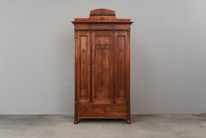 Stilvoller Jugendstil Kleiderschrank