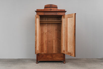 Stilvoller Jugendstil Kleiderschrank