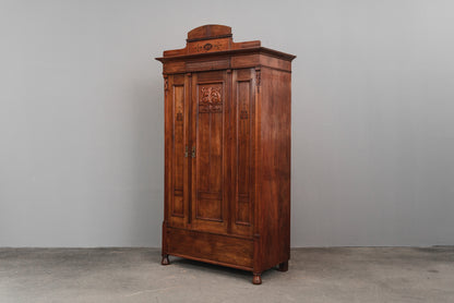 Stilvoller Jugendstil Kleiderschrank