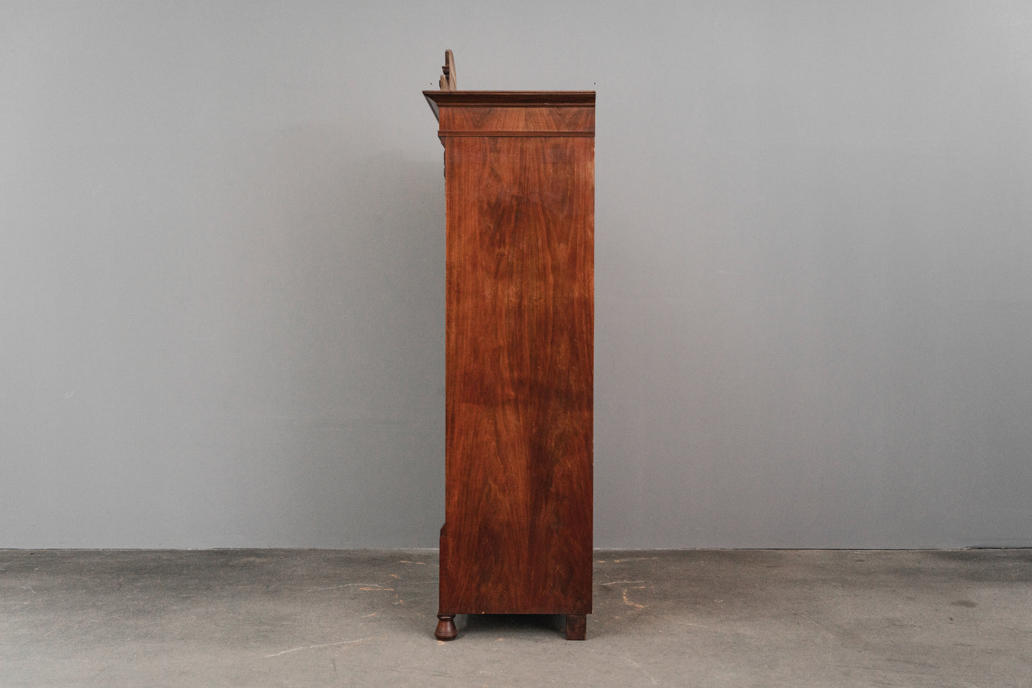 Stilvoller Jugendstil Kleiderschrank