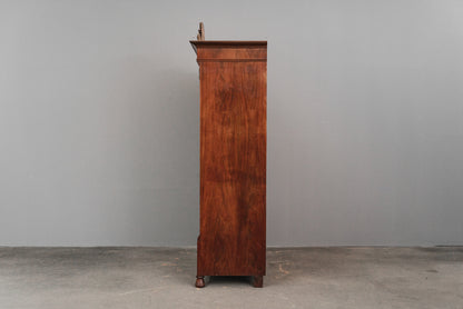 Stilvoller Jugendstil Kleiderschrank