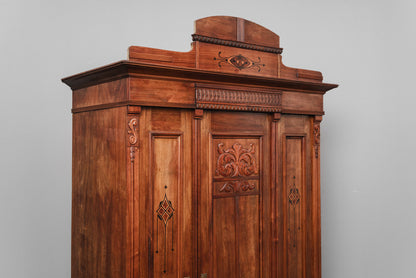 Stilvoller Jugendstil Kleiderschrank