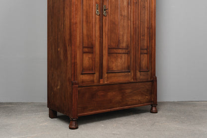 Stilvoller Jugendstil Kleiderschrank