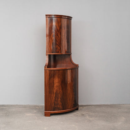 Eleganter Eckschrank im Biedermeier Stil