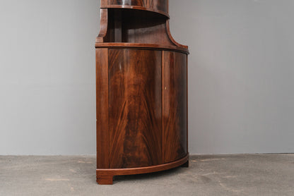 Eleganter Eckschrank im Biedermeier Stil