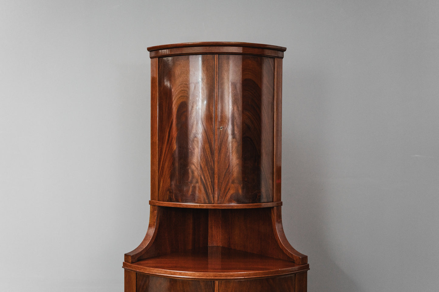 Eleganter Eckschrank im Biedermeier Stil