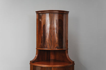 Eleganter Eckschrank im Biedermeier Stil