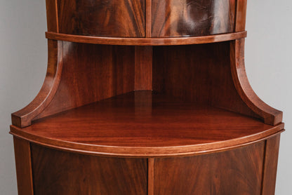 Eleganter Eckschrank im Biedermeier Stil