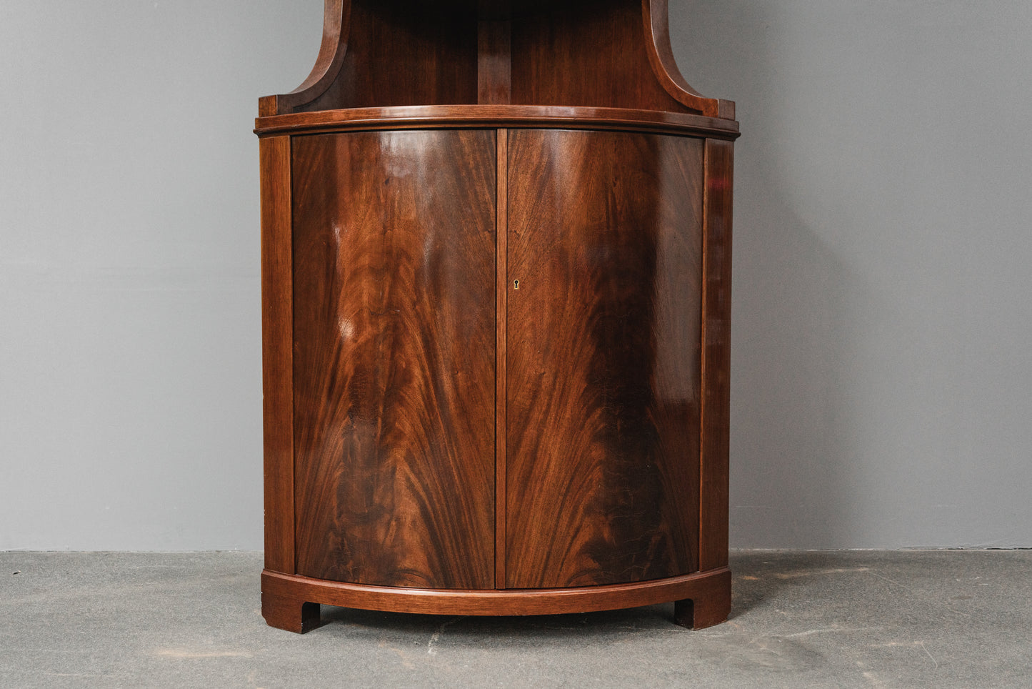 Eleganter Eckschrank im Biedermeier Stil