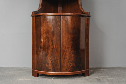 Eleganter Eckschrank im Biedermeier Stil