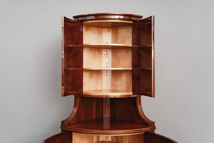 Eleganter Eckschrank im Biedermeier Stil