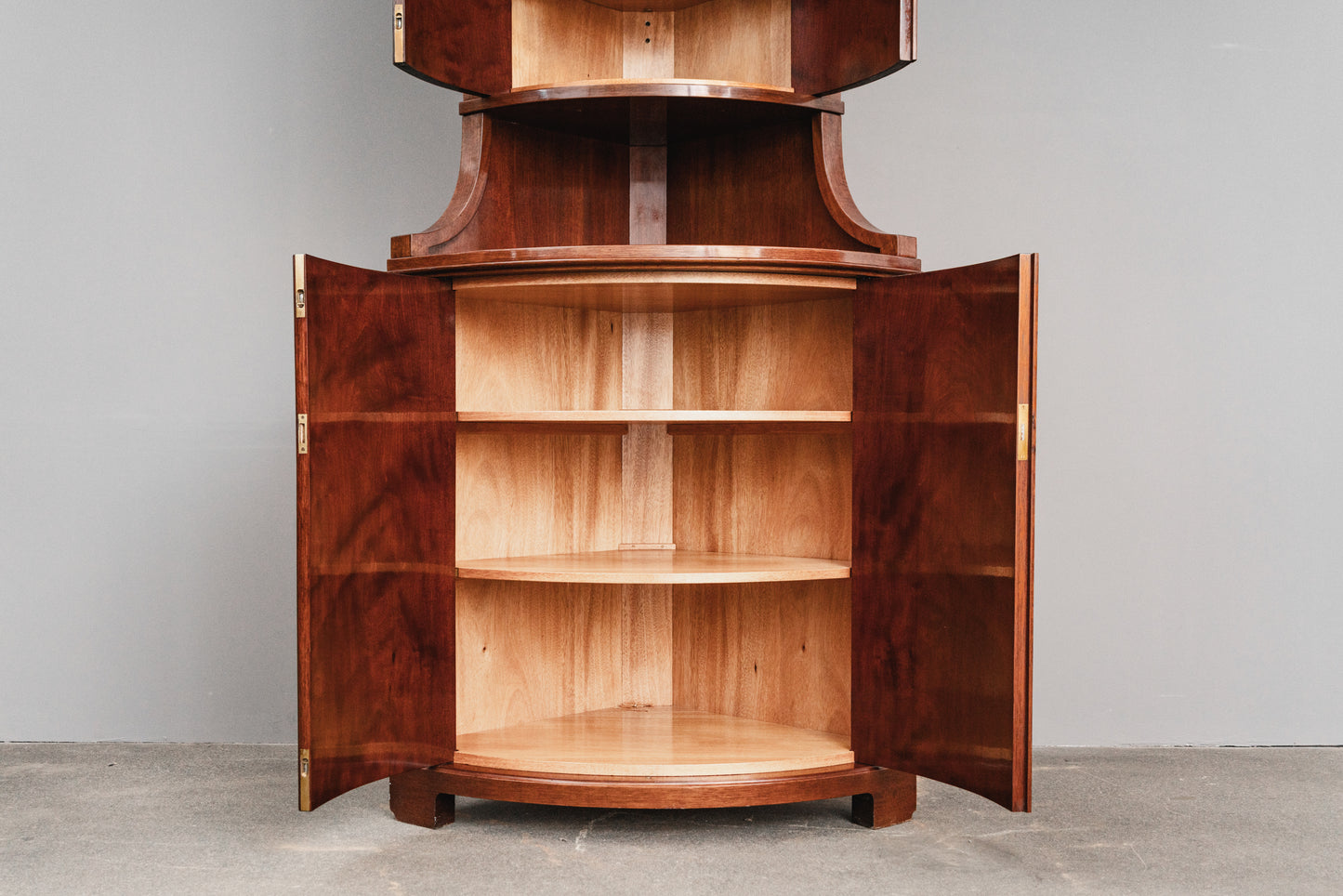 Eleganter Eckschrank im Biedermeier Stil