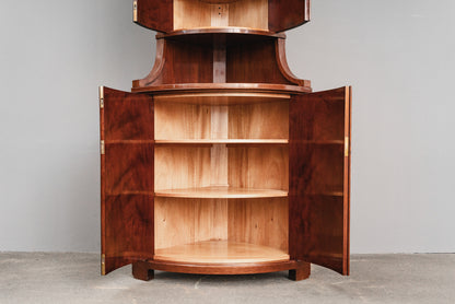 Eleganter Eckschrank im Biedermeier Stil