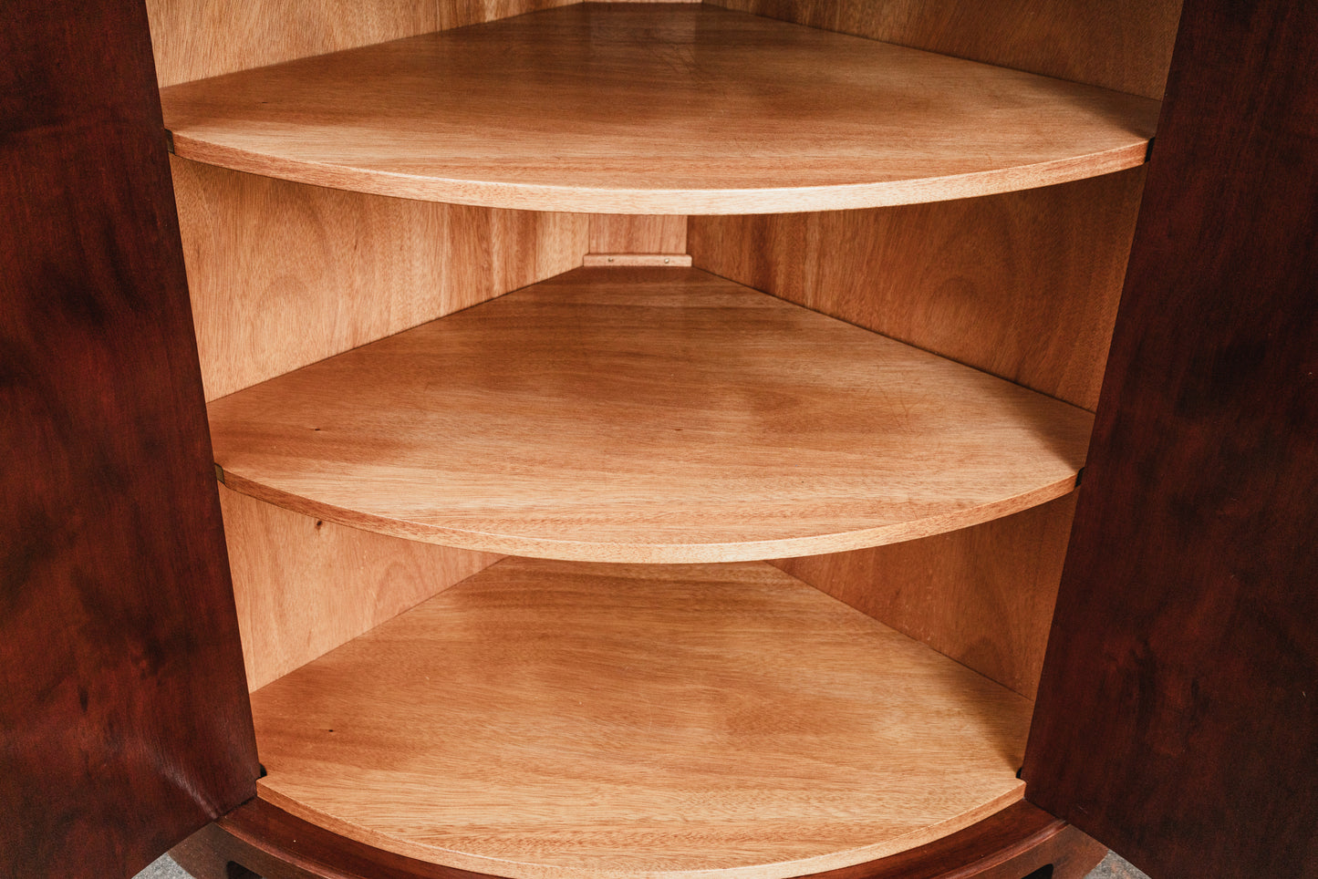 Eleganter Eckschrank im Biedermeier Stil
