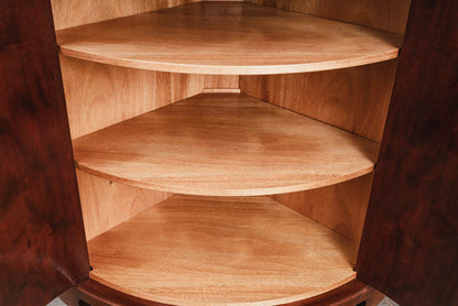 Eleganter Eckschrank im Biedermeier Stil