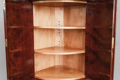 Eleganter Eckschrank im Biedermeier Stil