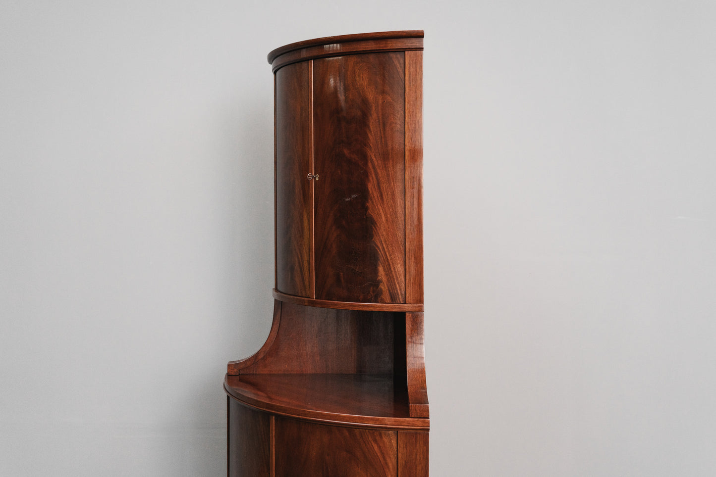 Eleganter Eckschrank im Biedermeier Stil