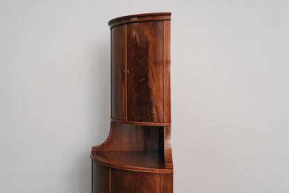 Eleganter Eckschrank im Biedermeier Stil